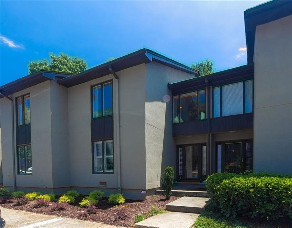 3 bedroom, 1,982 sq ft condominium sold at 4 Ivy Ridge 4, Atlanta, GA 30342