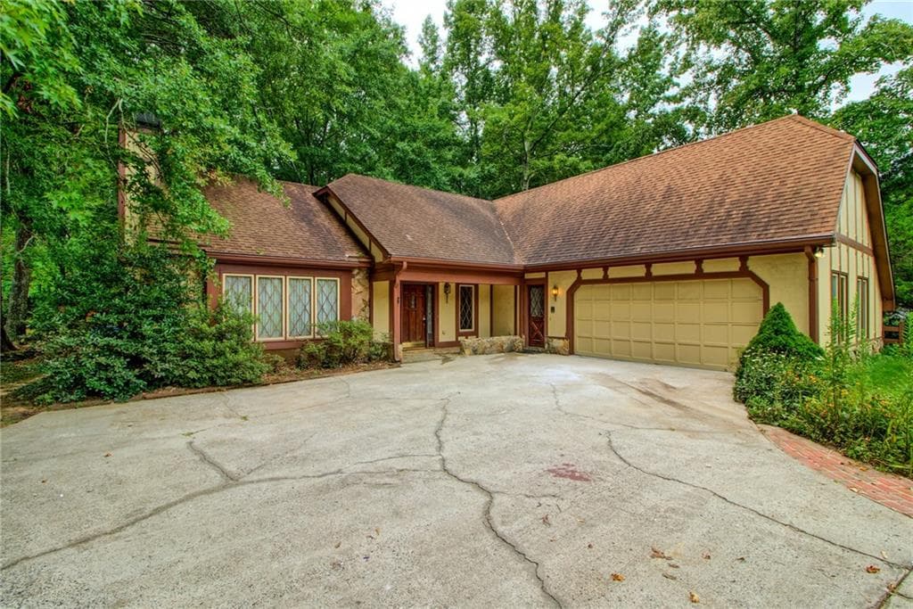 3 bedroom, 1,856 sq ft single family residence sold at 7114 Surrey Point, Alpharetta, GA 30009