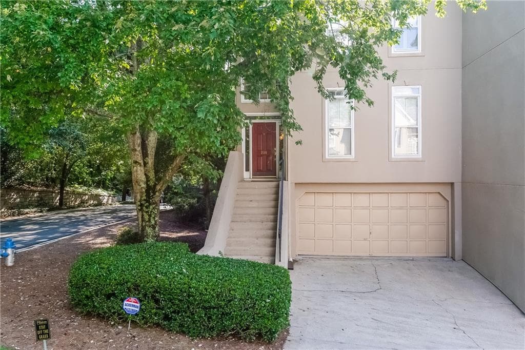 3 bedroom, 2,931 sq ft townhouse sold at 2578 Oakwood Trace, Smyrna, GA 30080