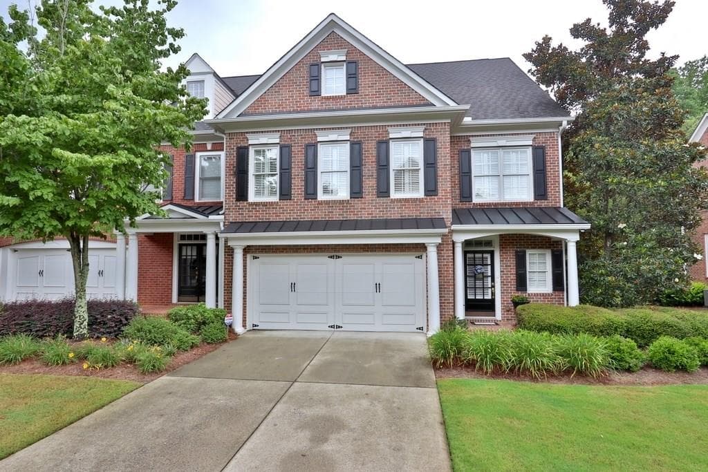 3 bedroom, 3,100 sq ft townhouse sold at 4709 VILLAGE GREEN Drive, Roswell, GA 30075