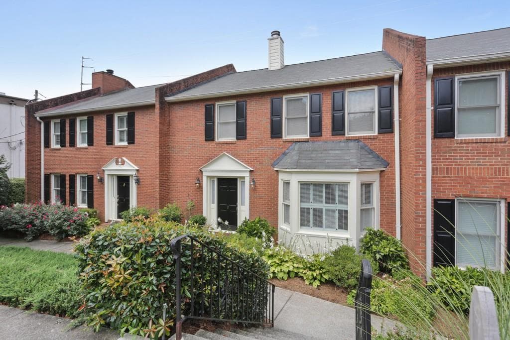 3 bedroom, 2,052 sq ft townhouse sold at 3873 Roswell Road 2, Atlanta, GA 30342