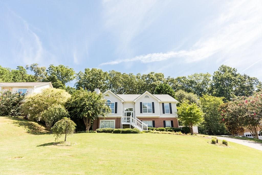 4 bedroom, 2,700 sq ft single family residence sold at 1665 HUNTINGTON HILL Trace, Buford, GA 30519