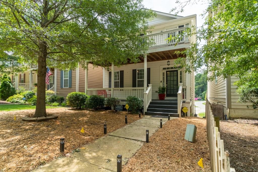 3 bedroom, 2,147 sq ft single family residence sold at 1622 Perry Boulevard, Atlanta, GA 30318