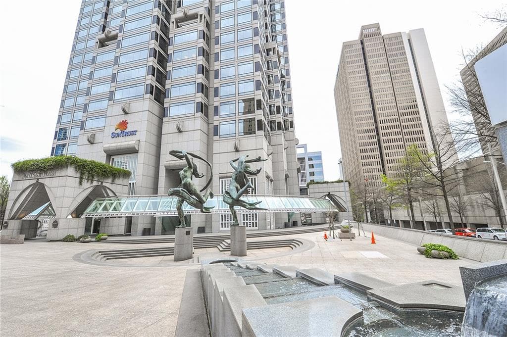 1 bedroom, 722 sq ft condominium sold at 300 W Peachtree Street 21J, Atlanta, GA 30308