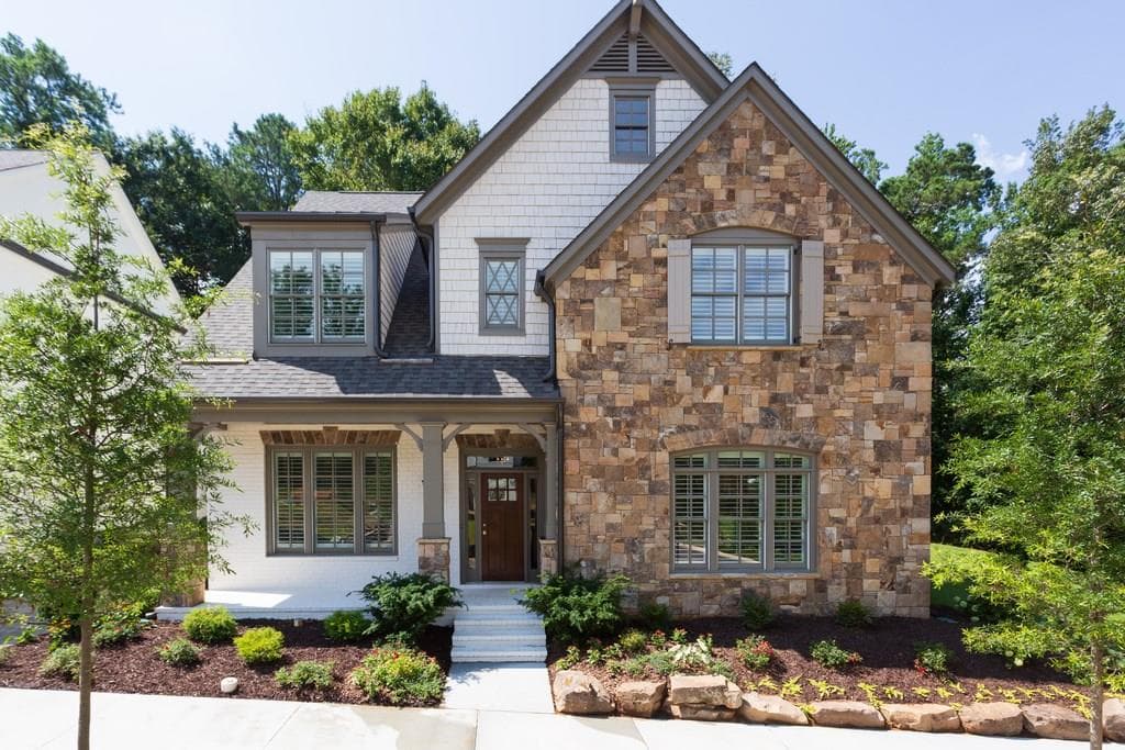 5 bedroom, 3,721 sq ft single family residence sold at 4764 Wieuca Road, Atlanta, GA 30342