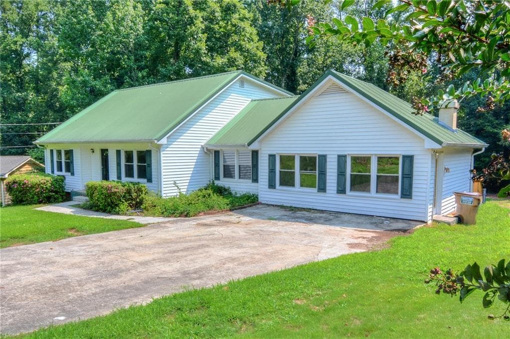 3 bedroom, 2,486 sq ft single family residence sold at 5042 Stephens Drive, Lilburn, GA 30047