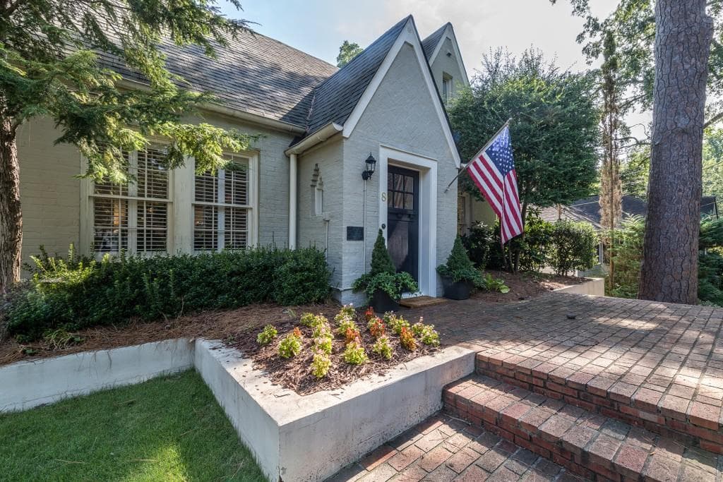 3 bedroom, 2,274 sq ft single family residence sold at 8 Arc Way, Atlanta, GA 30305