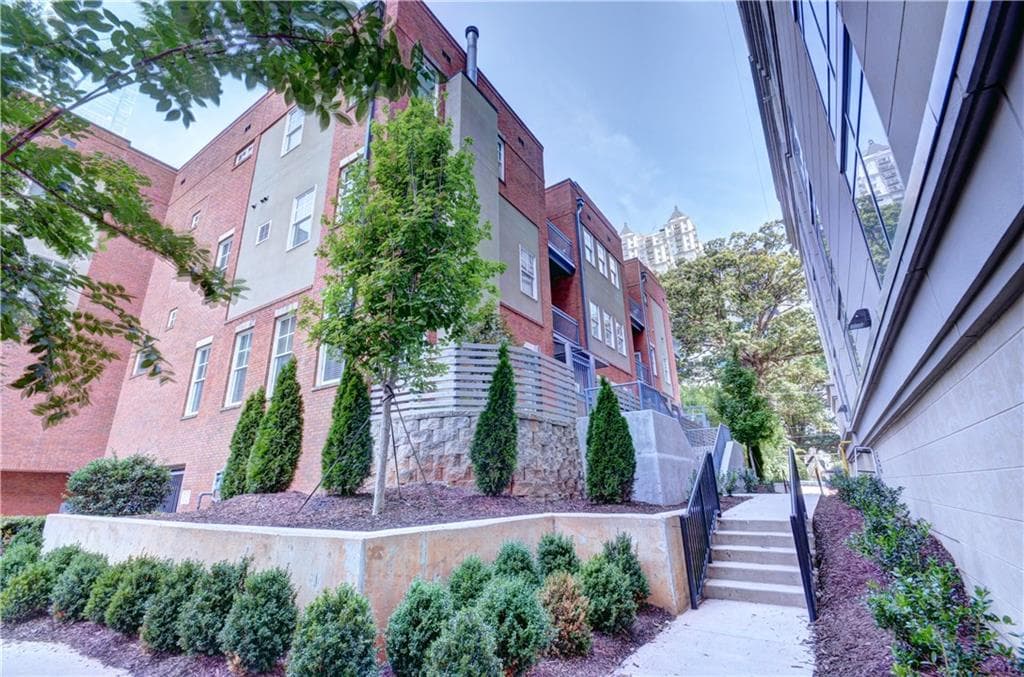 3 bedroom, 1,959 sq ft condominium sold at 199 12th Street 8, Atlanta, GA 30309 — photo 1 of 1