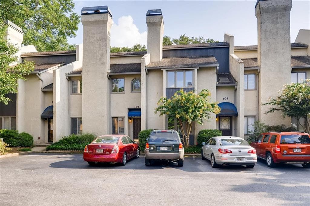 3 bedroom, 1,398 sq ft condominium sold at 105 Roswell Landings Drive, Roswell, GA 30075