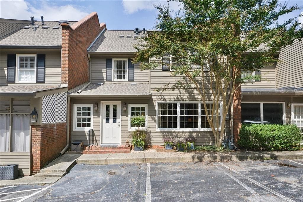 3 bedroom, 2,500 sq ft townhouse sold at 5235 Glenridge Drive, Atlanta, GA 30342