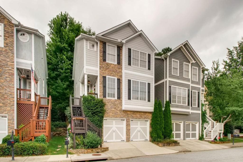 3 bedroom, 1,862 sq ft single family residence sold at 2243 Parkview Court, Atlanta, GA 30318