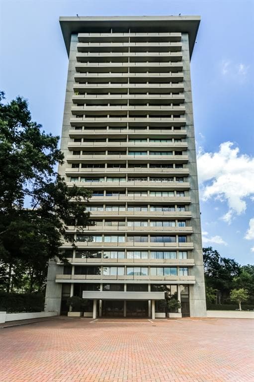 2 bedroom, 1,594 sq ft condominium sold at 2575 Peachtree Road 10B, Atlanta, GA 30305