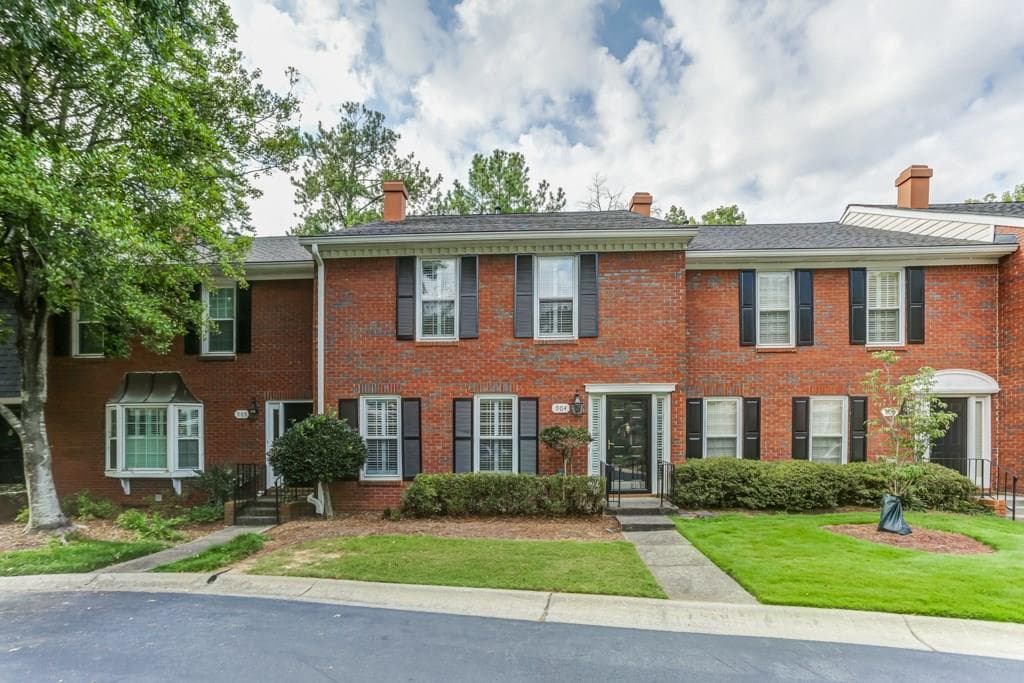 904 Dunwoody Chace, Sandy Springs, GA 30328 — most recent listing photo