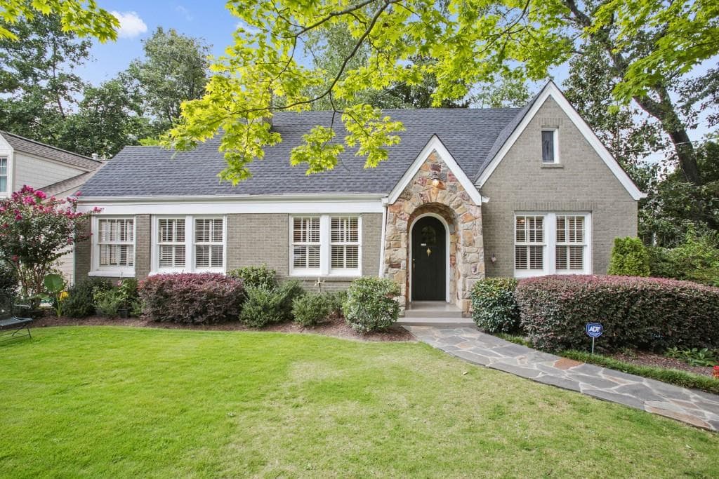3 bedroom, 2,749 sq ft single family residence sold at 2684 Brookwood Drive, Atlanta, GA 30305