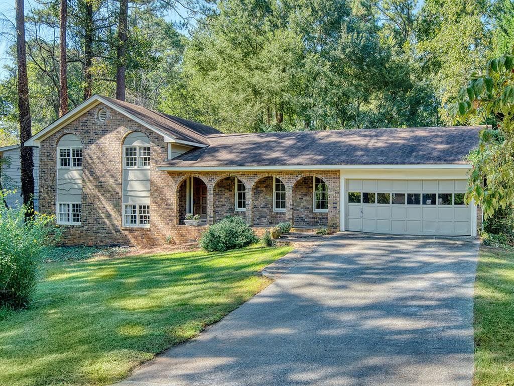 5 bedroom, 2,500 sq ft single family residence sold at 305 Jade Cove Drive, Roswell, GA 30075