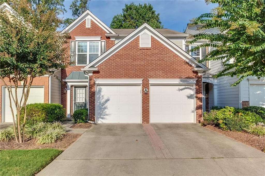 3 bedroom, 1,800 sq ft townhouse sold at 520 Warwick Place, Roswell, GA 30076