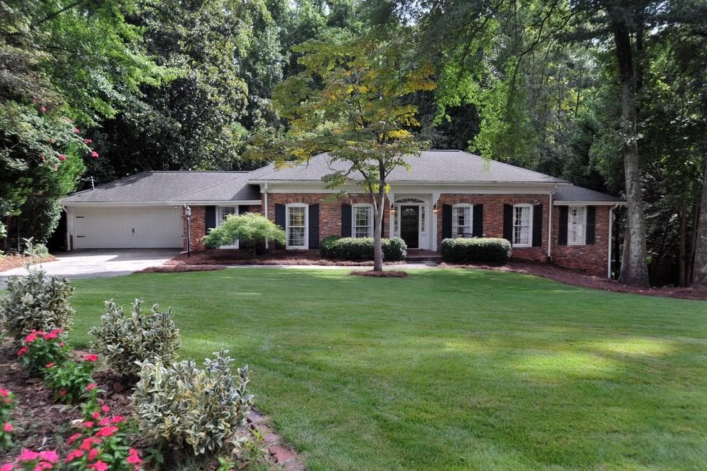 4 bedroom, 4,080 sq ft single family residence sold at 4660 HUNTLEY Drive, Atlanta, GA 30342