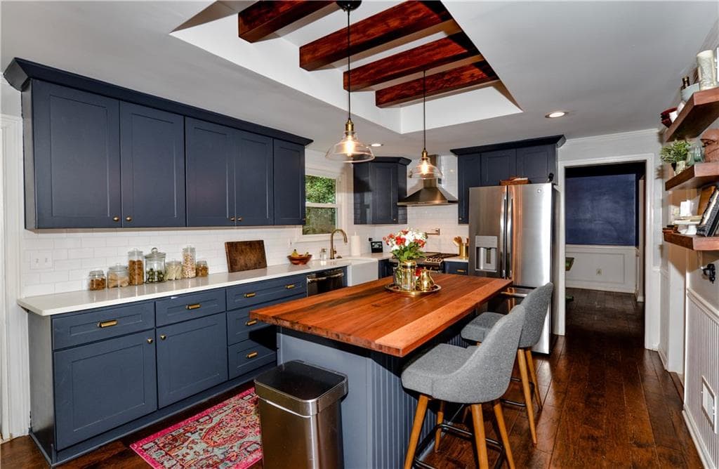 3 bedroom, 2,345 sq ft single family residence sold at 11545 Laurel Lake Drive, Roswell, GA 30075