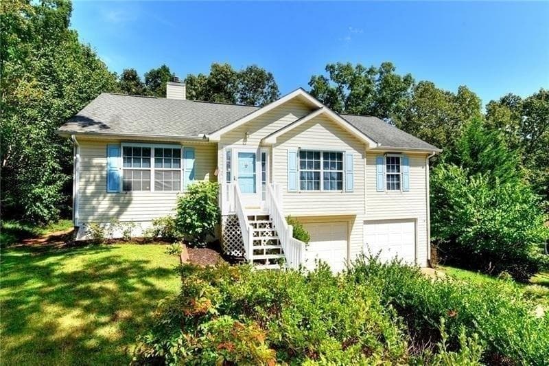 3 bedroom, 1,840 sq ft single family residence sold at 4144 Greenwood Drive, Gainesville, GA 30506