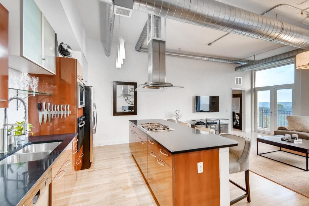 1 bedroom, 1,042 sq ft condominium sold at 3820 Roswell Road 911, Atlanta, GA 30342