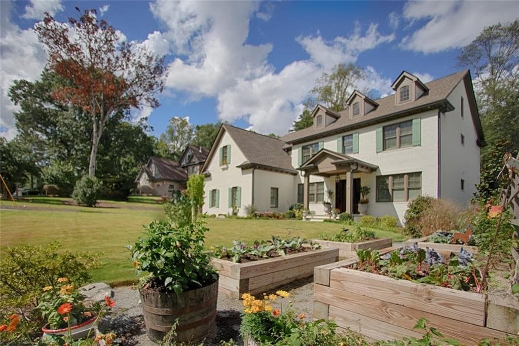 7 bedroom, 6,750 sq ft single family residence sold at 748 Burke Road, Atlanta, GA 30305