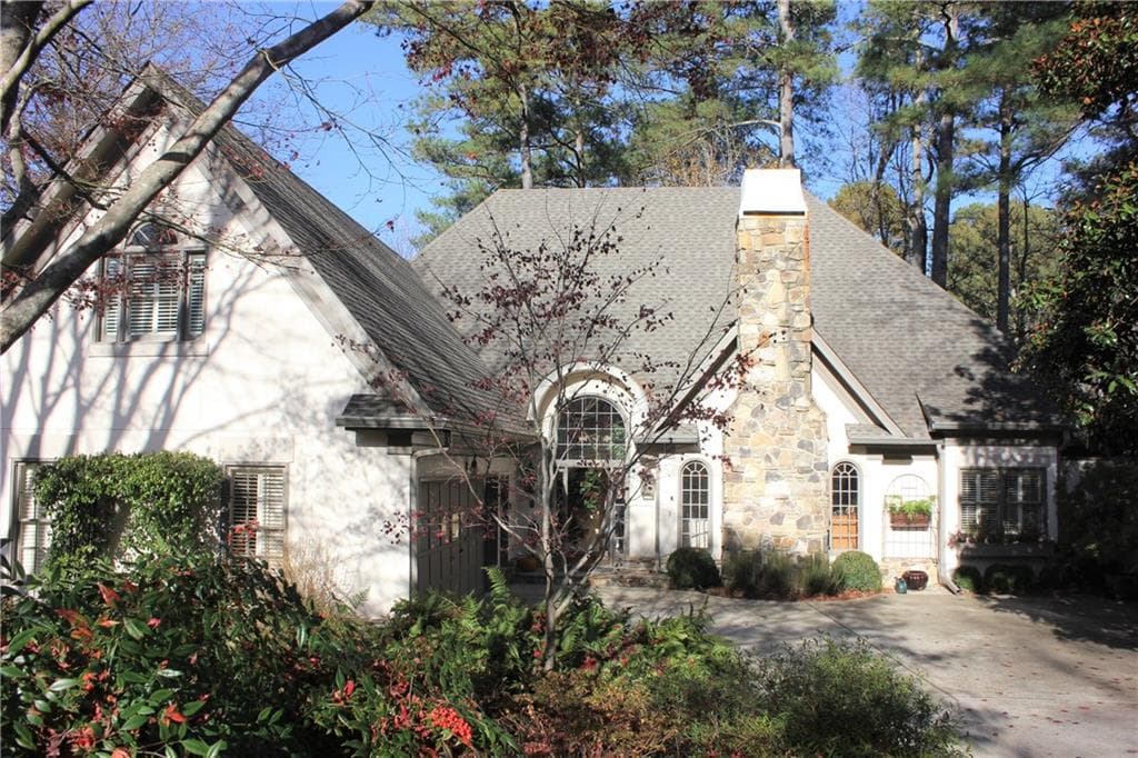 5 bedroom, 4,509 sq ft single family residence sold at 140 Grogans Lake Drive, Sandy Springs, GA 30350