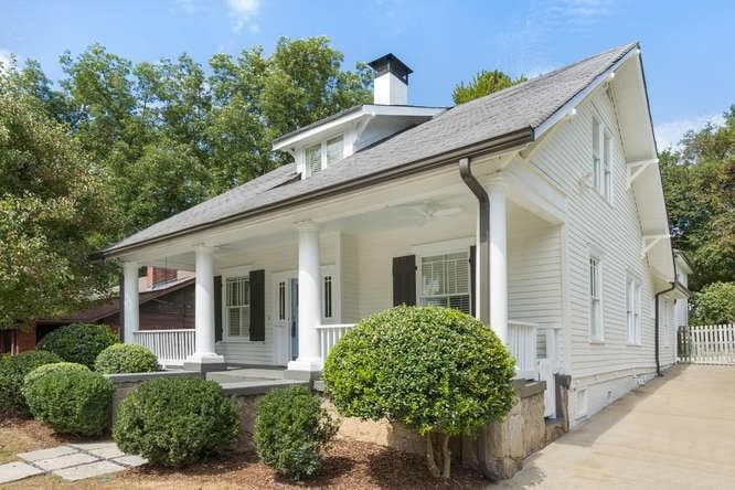 4 bedroom, 3,189 sq ft single family residence sold at 124 Peachtree Hills Avenue, Atlanta, GA 30305