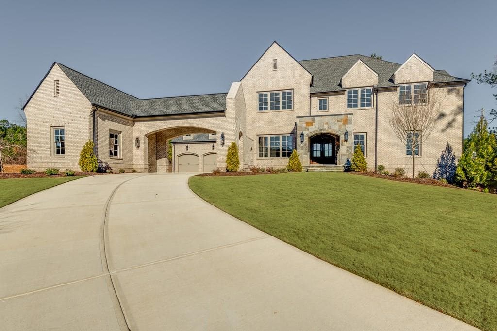 5 bedroom, 5,570 sq ft single family residence sold at 16003 Manor Club Drive, Alpharetta, GA 30004