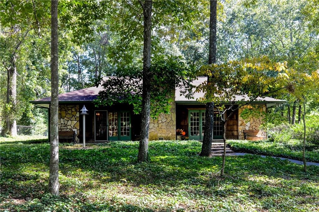 2 bedroom, 1,610 sq ft single family residence sold at 11255 Crabapple Road, Roswell, GA 30075