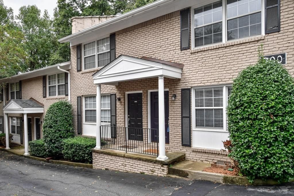 2 bedroom, 950 sq ft condominium sold at 2232 Dunseath Avenue 310, Atlanta, GA 30318