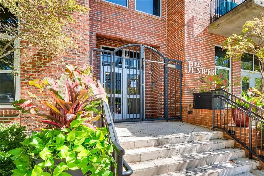 2 bedroom, 1,066 sq ft condominium sold at 1023 Juniper Street 207, Atlanta, GA 30309