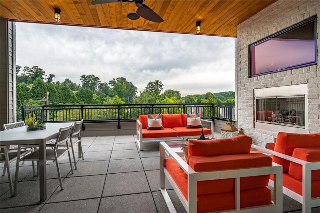 3 bedroom, 3,394 sq ft townhouse sold at 906 Lenox Boulevard 4, Atlanta, GA 30324