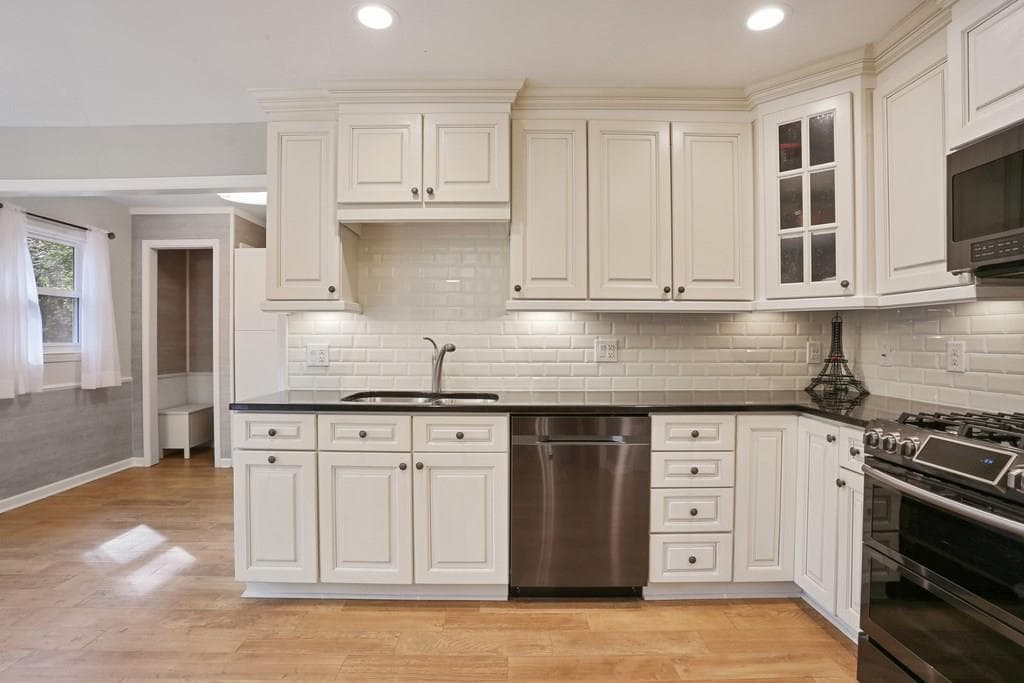 4 bedroom, 4,197 sq ft single family residence sold at 685 W Hembree Crossing, Roswell, GA 30076