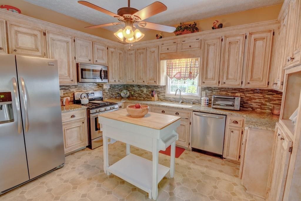 3 bedroom, 2,204 sq ft single family residence sold at 1860 Thousand Oaks Lane, Lawrenceville, GA 30043