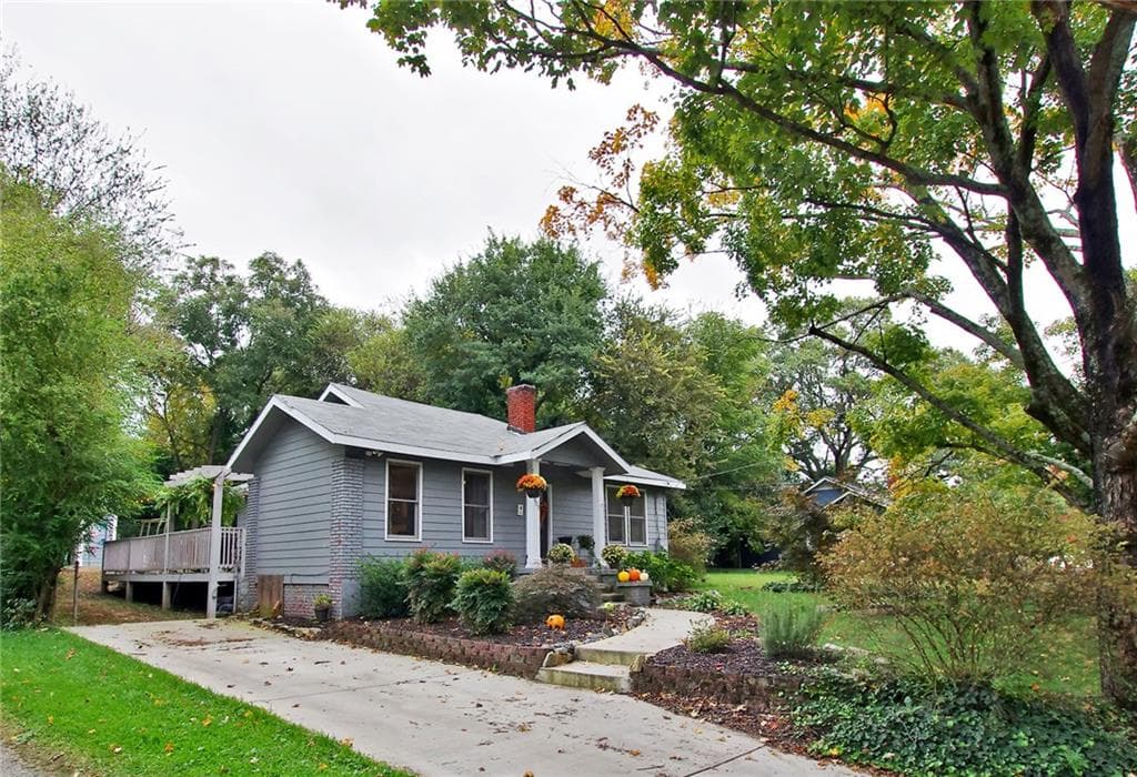 2 bedroom, 1,183 sq ft single family residence sold at 923 Hall Place, Atlanta, GA 30318