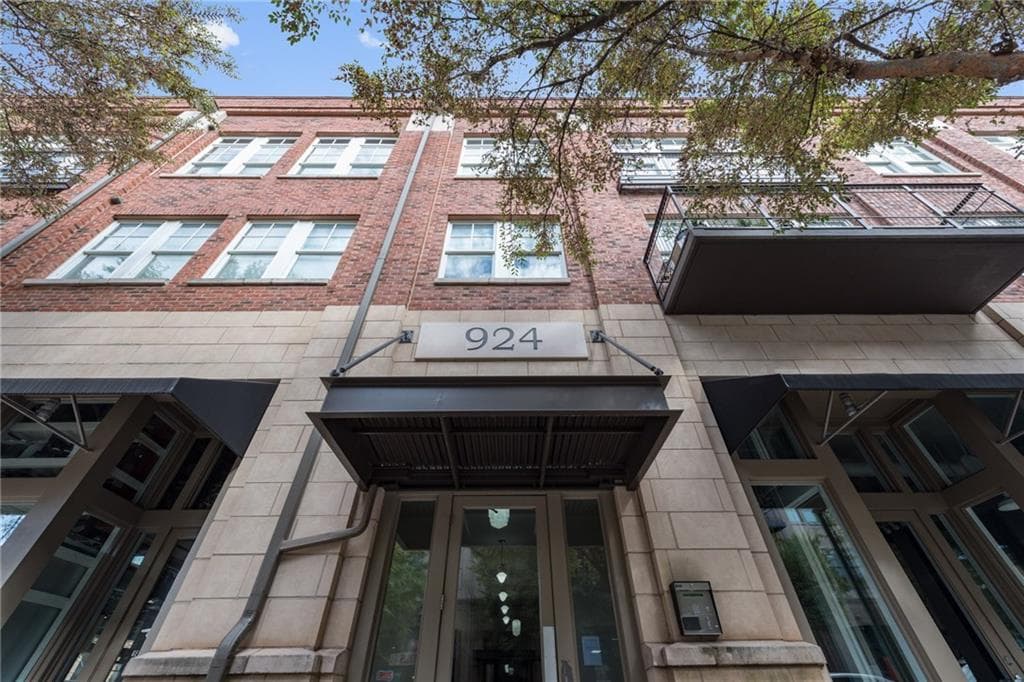 2 bedroom, 1,127 sq ft condominium sold at 924 Garrett Street 302, Atlanta, GA 30316