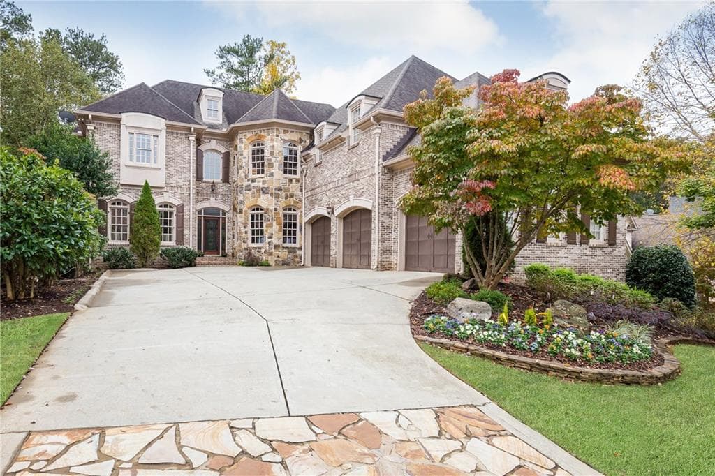 6 bedroom, 6,331 sq ft single family residence sold at 720 Glengate Place, Sandy Springs, GA 30328