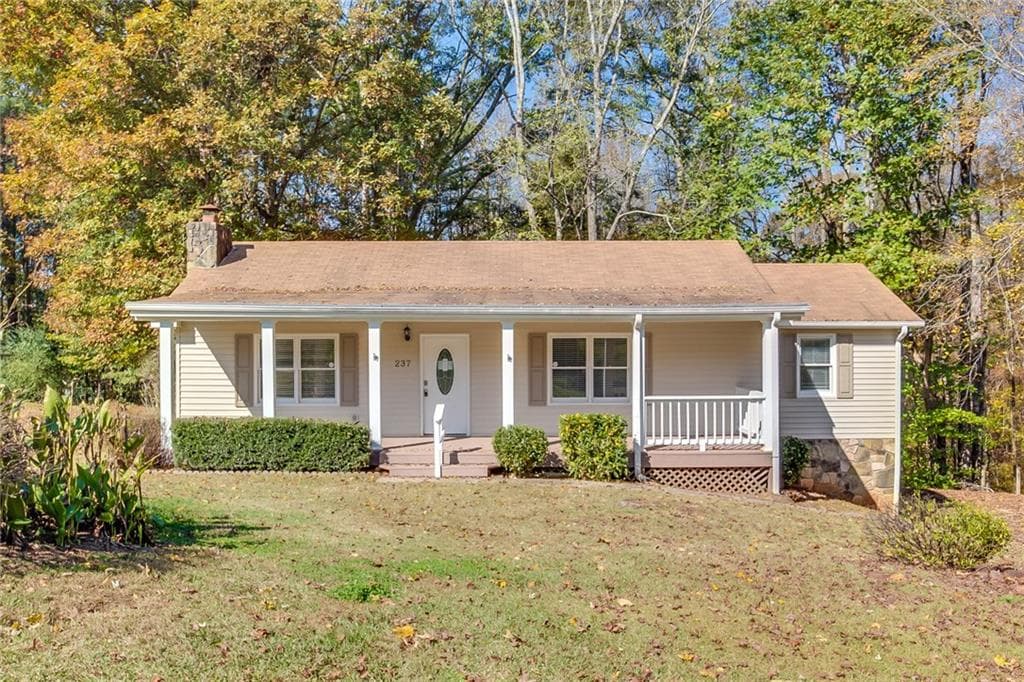 3 bedroom, 1,692 sq ft single family residence sold at 237 Holly Creek Way, Woodstock, GA 30188