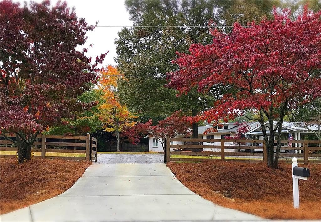 3 bedroom, 3,000 sq ft single family residence sold at 11885 Chaffin Road, Roswell, GA 30075