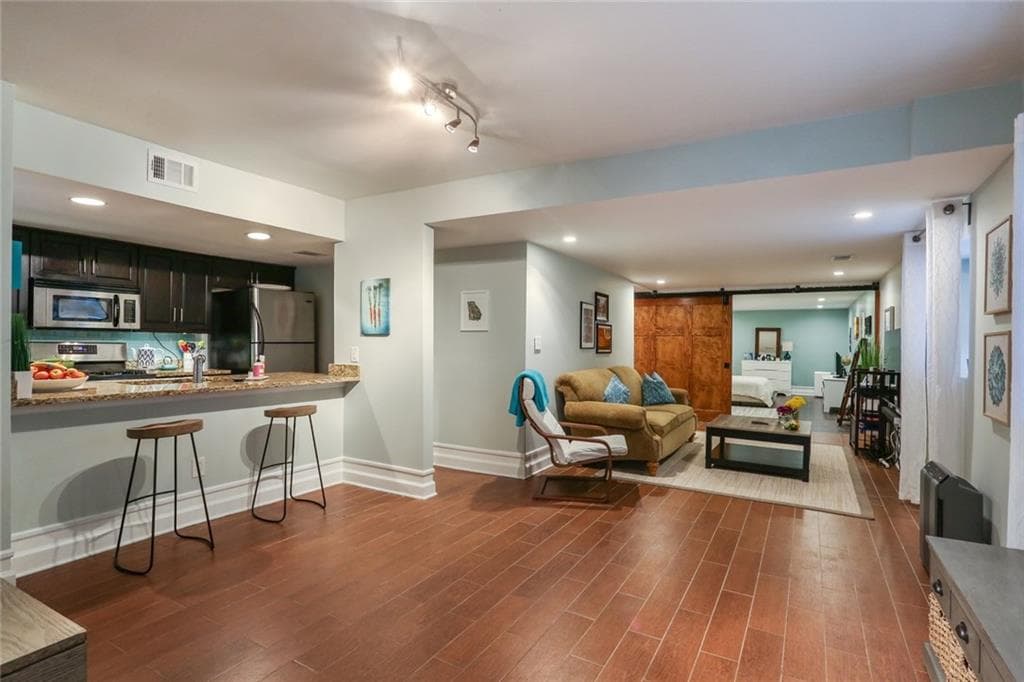 1 bedroom, 1,102 sq ft condominium sold at 3048 Briarcliff Road 9, Atlanta, GA 30329