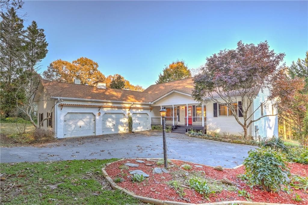 6 bedroom single family residence sold at 5833 Sweetbottom Lane, Clermont, GA 30527