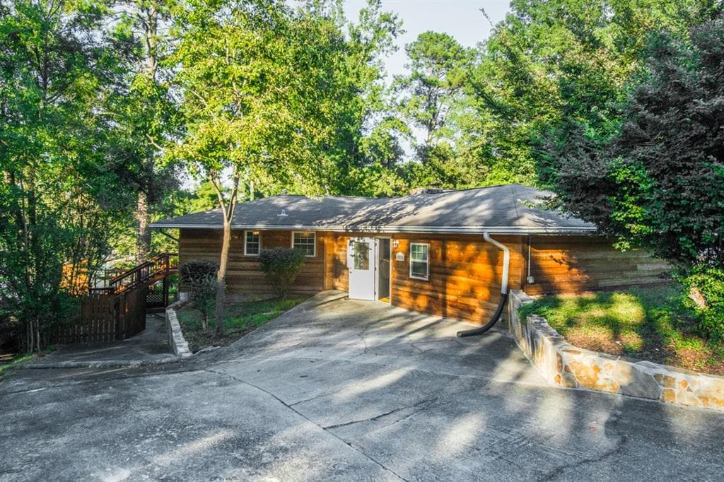 3 bedroom, 2,891 sq ft single family residence sold at 8570 Lake Drive, Snellville, GA 30039