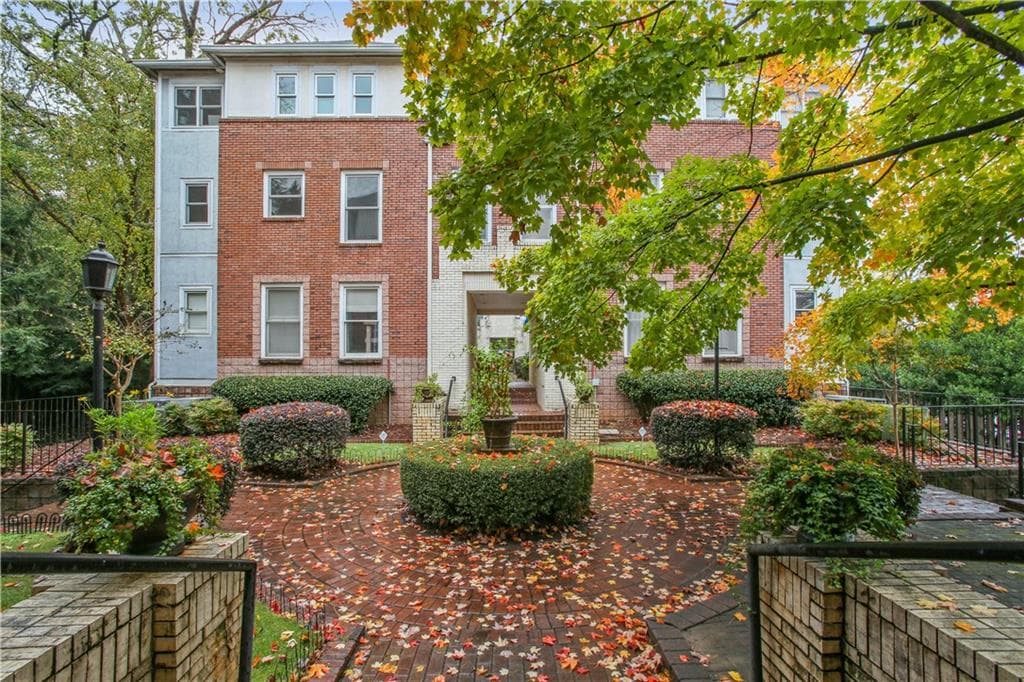 2 bedroom, 1,206 sq ft condominium sold at 1170 N Highland Avenue A13, Atlanta, GA 30306