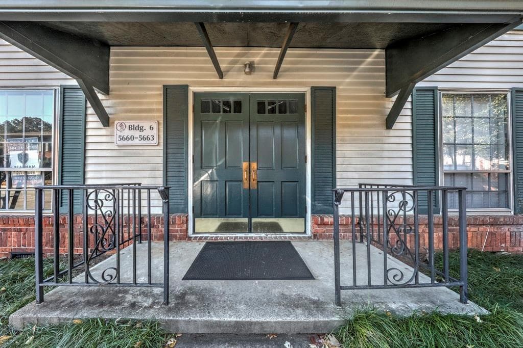 5661 Kingsport Drive 6, Atlanta, GA 30342 — most recent listing photo