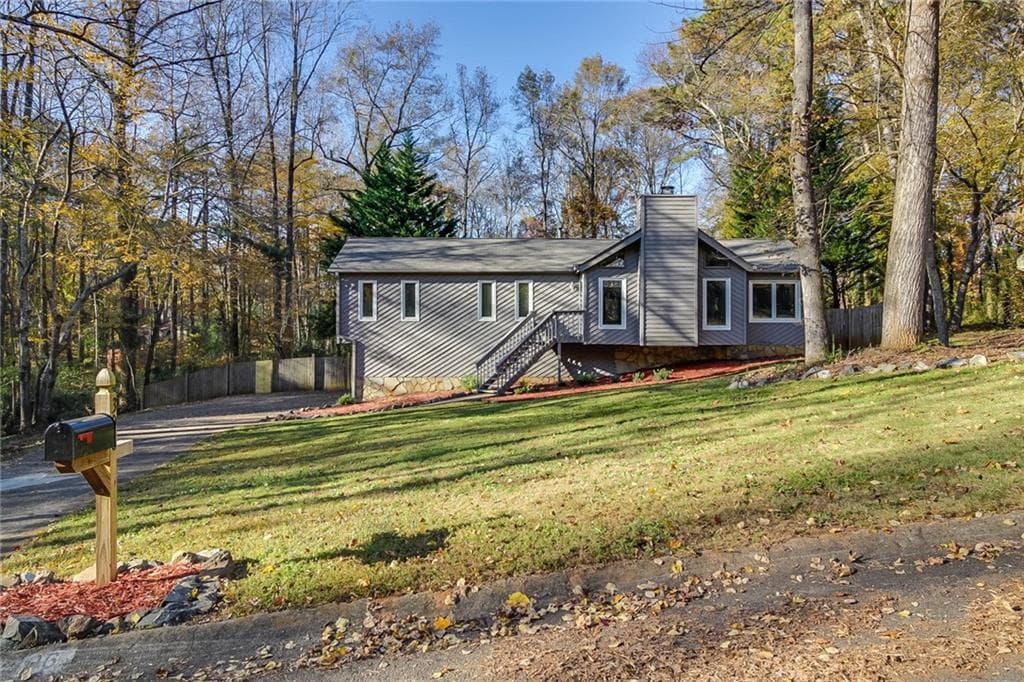 3 bedroom, 1,756 sq ft single family residence sold at 306 Creekbend Drive, Woodstock, GA 30188