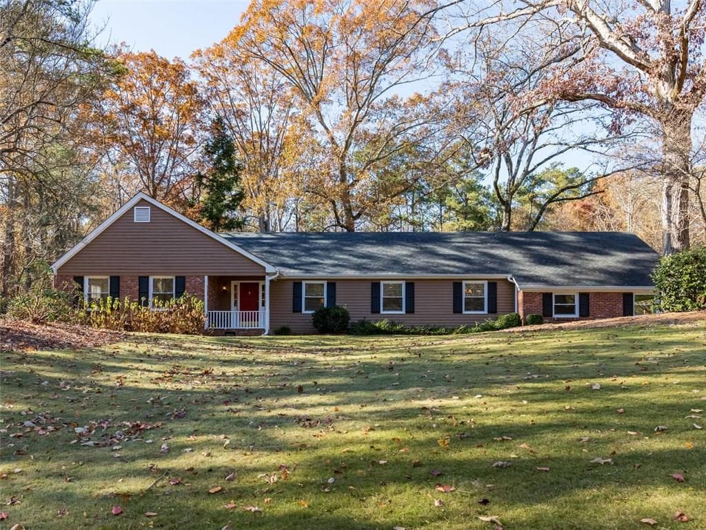 4 bedroom, 2,401 sq ft single family residence sold at 1570 Huntingdon Trail, Sandy Springs, GA 30350