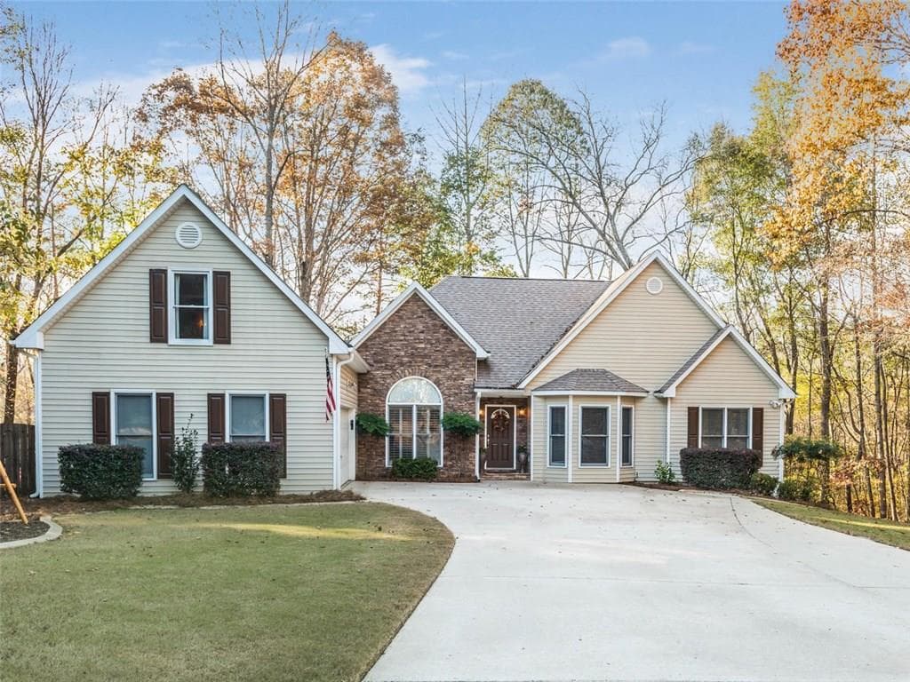 6 bedroom, 4,194 sq ft single family residence sold at 7425 Ivy Grove Street, Cumming, GA 30040