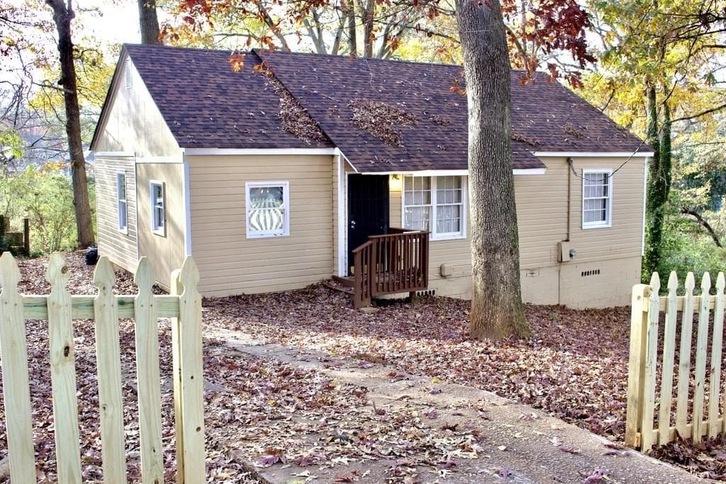 3 bedroom, 1,057 sq ft single family residence sold at 1652 Oak Knoll Circle, Atlanta, GA 30315