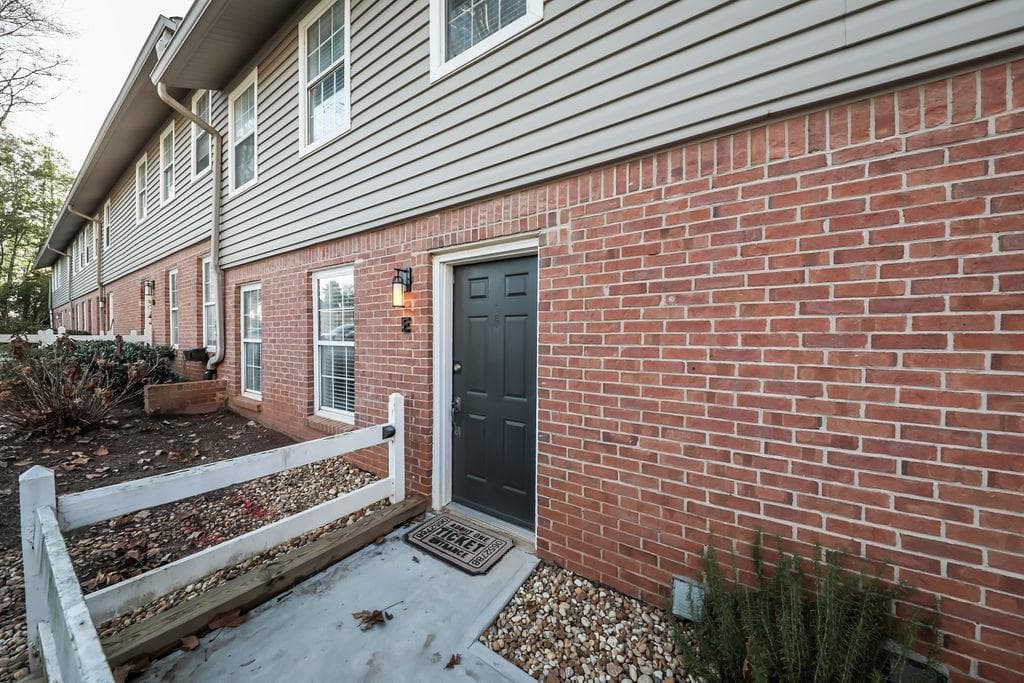 3 bedroom, 1,470 sq ft townhouse sold at 7750 Roswell Road 9E, Atlanta, GA 30350