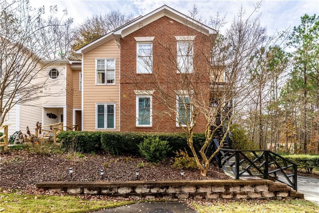 3 bedroom, 1,573 sq ft condominium sold at 6538 Deerings Lane, Peachtree Corners, GA 30092